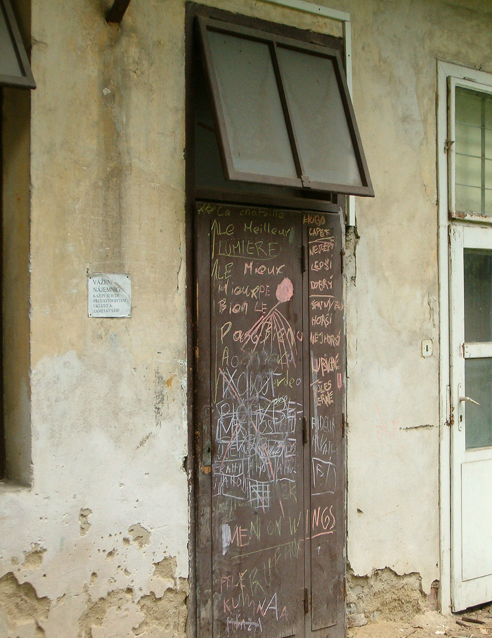 Vážení nájemníci. Každý si bude před svým bytem uklízet a zametat sám!