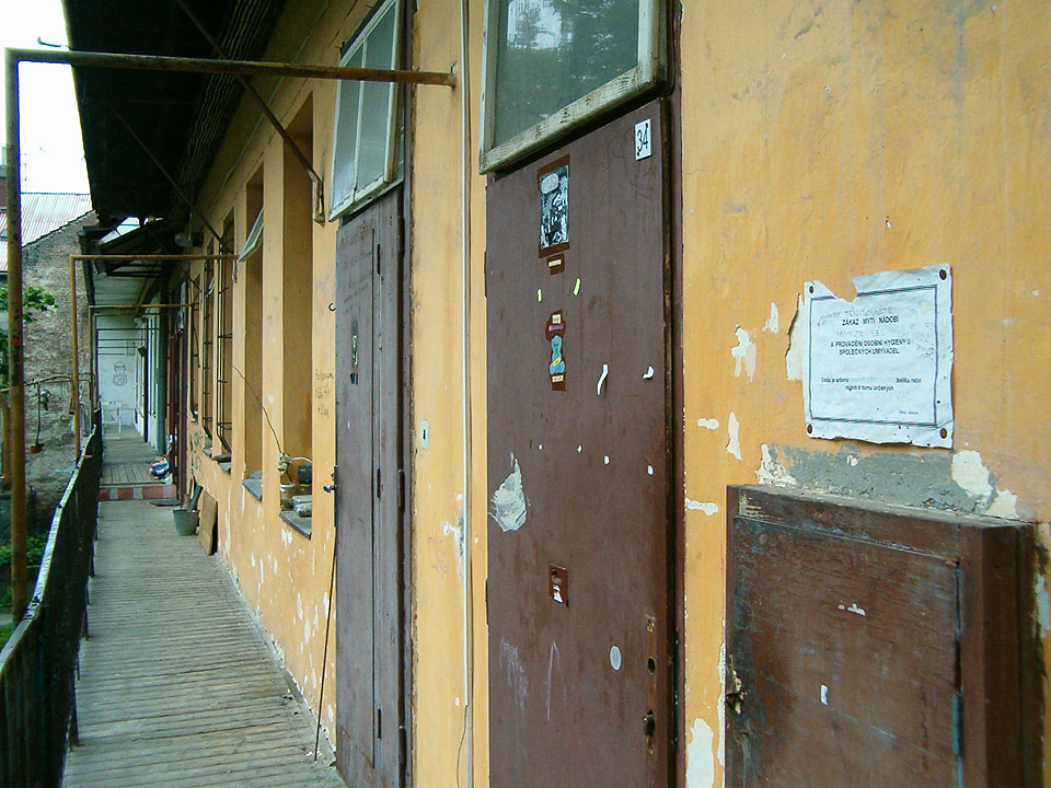 Zákaz mytí nádobí a provádění hygieny u společných umyvadel.