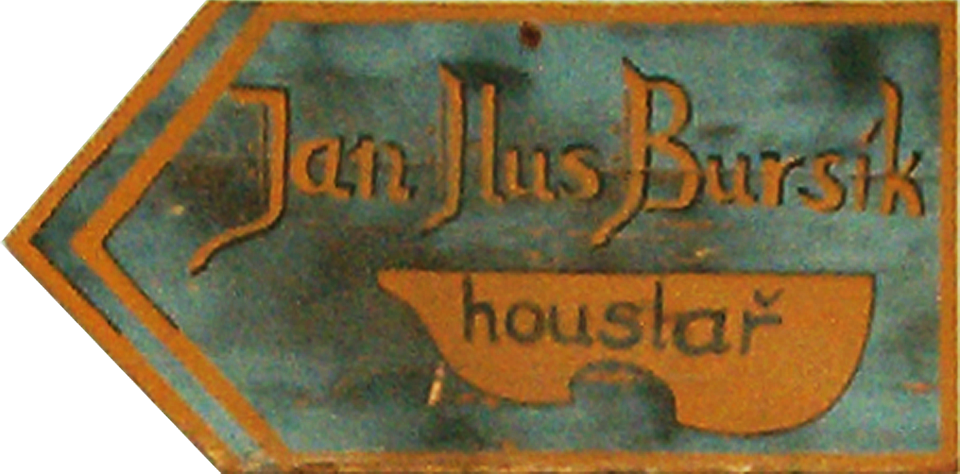 Dílna Jana Husa Bursíka, houslaře z Neveklova, roky zdobila jižní konec možná nejdelší brněnské pavlače vůbec. Stejně jako špitál Alžbětinek, odstěhoval se posléze od Švábů na Kamennou ulici.