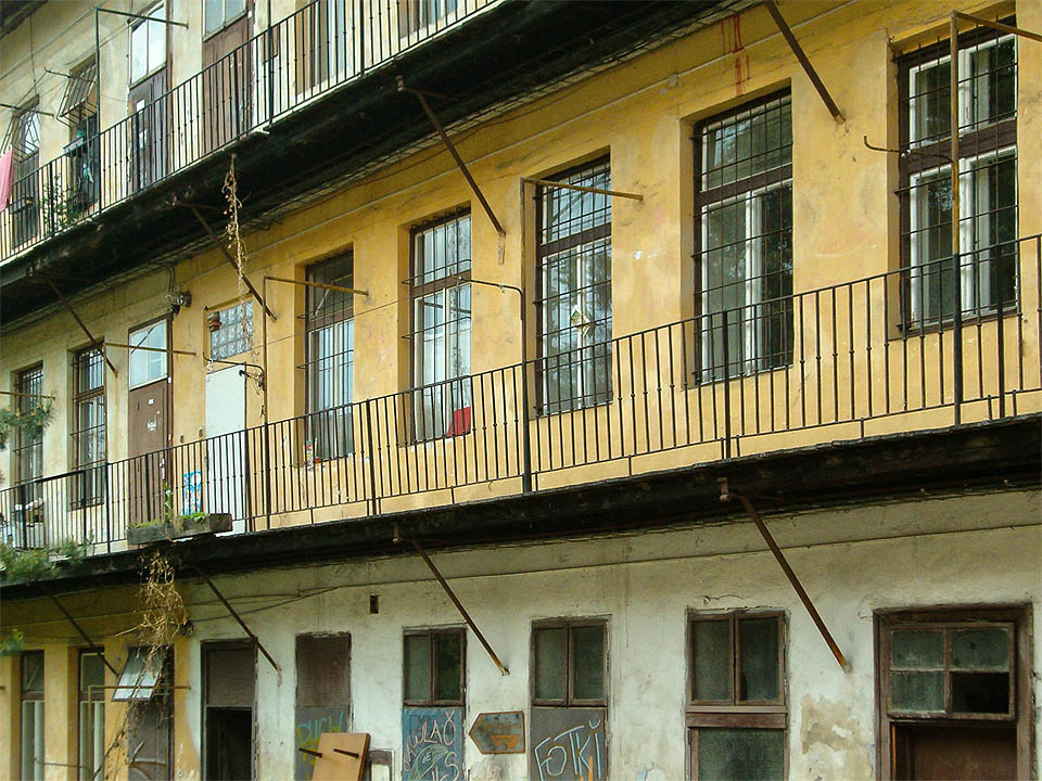 Stále se ptám, jak je možné, že hranatá pravidelnost pavlačáků s jednoduchými okny, schodišti i zábradlím, je tolik působivá. Je to tisíci lidskými osudy, jež zasákly pod zpuchřelou omítku pavlačových domů?