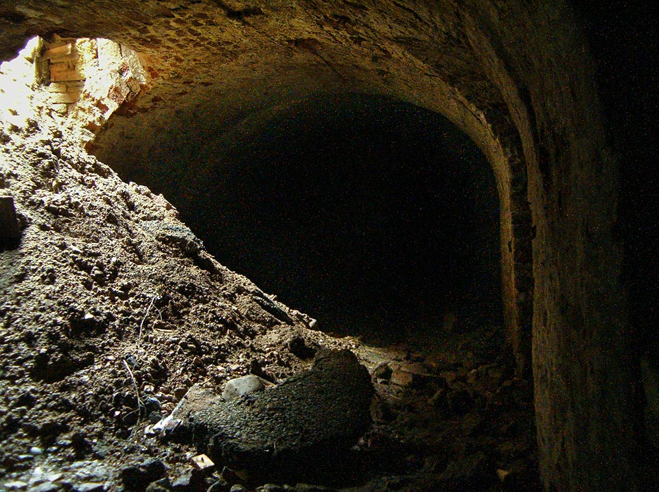 Podzemí pod Šváby bylo skutečně zajímavé a po dlouhou dobu docela volně přístupné. Tehdy jsem ovšem nedisponoval technikou ani znalostmi, které by mně umožnily pořídit z tmavých sklepů zajímavé fotky.