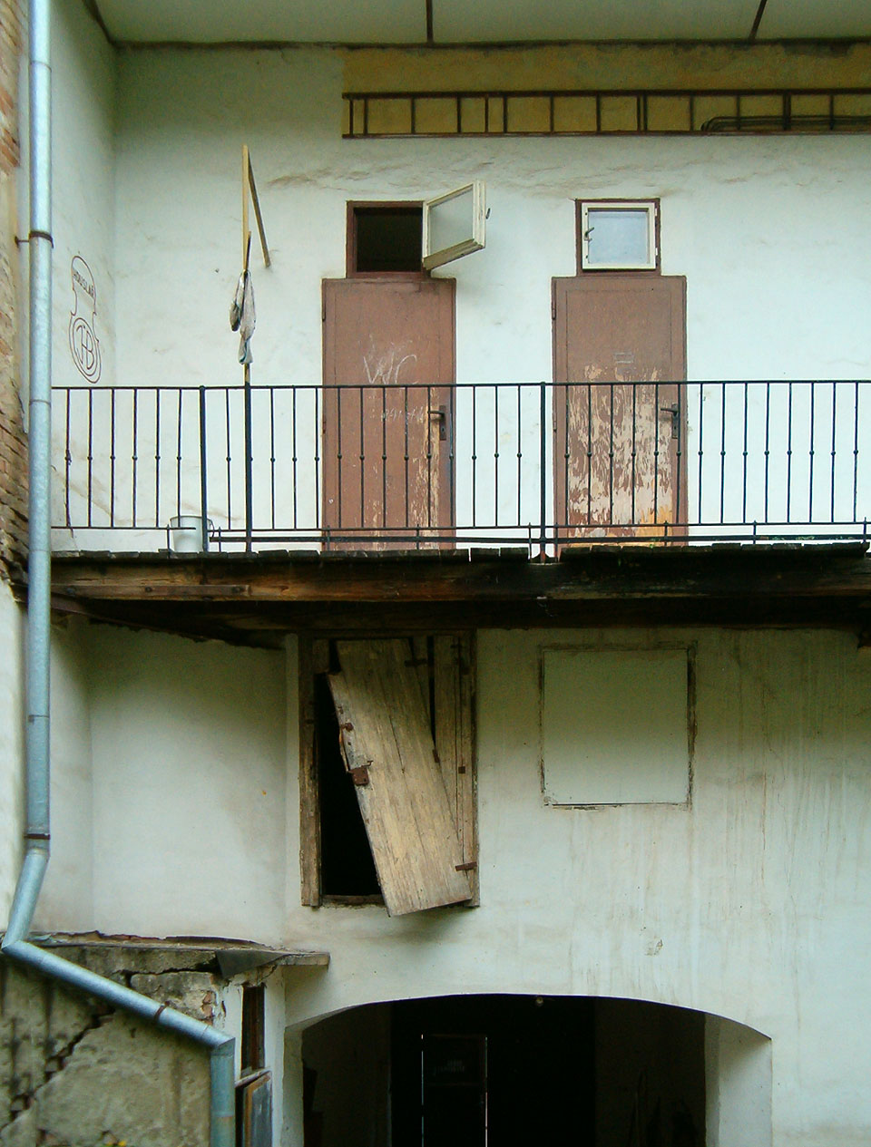 Záběr na část dolního průjezdu. od roku 1958, kdy byl zbourán prostřední trakt, byl tento dům nejstarším ve švábím areálu. Kam vedla podivná vylomená dvířka, jsem se nikdy nedozvěděl.