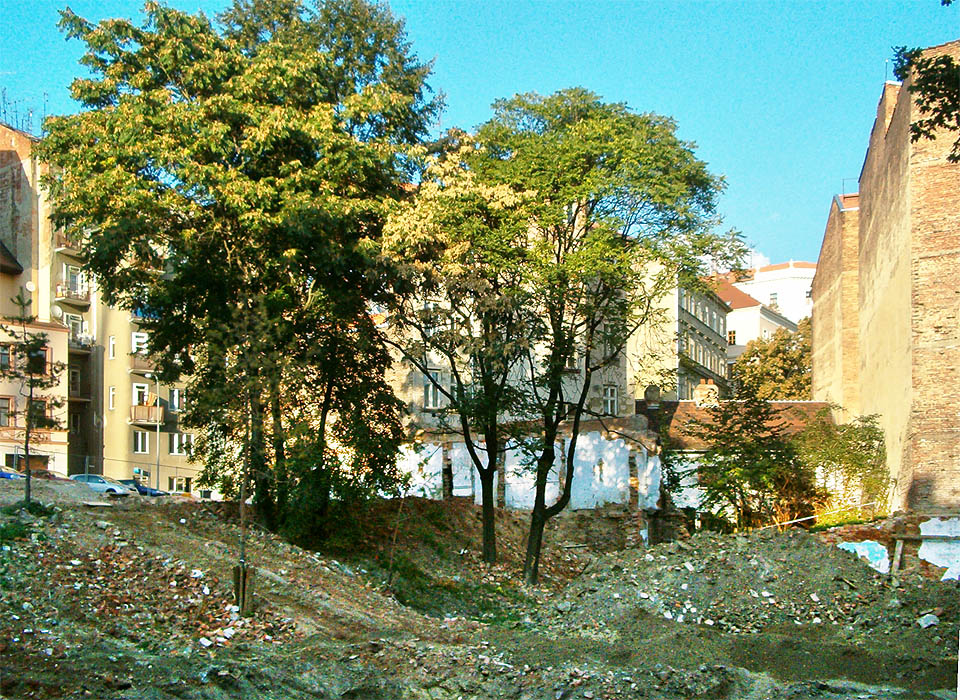 V těchto místech se do poloviny 20. století nacházel vstup do podzemních prostor pod domem U sedmi švábů. Fragmenty možná přetrvaly až do září 2006.