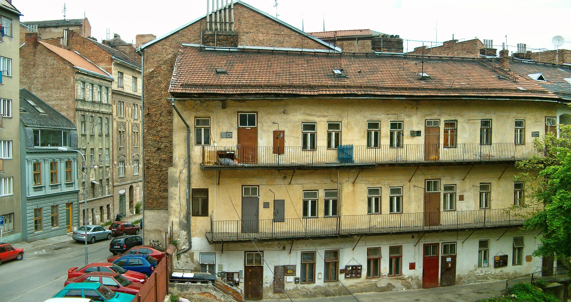 Domy na fotografii, zbourané v létě 2006, ve skutečnosti nebyly tak staré, jak si mnozí zastánci zachování domu přáli. Pocházely až z druhé poloviny 19. století a šlo o klasické pavlačáky, kterých jsou v Brně stále ještě desítky (třeba na Horním Cejlu). Vlastní historický dům U sedmi švábů byl zbourán již za socializmu (stál ne fotce vlevo) - přesto měl areál i po roce 2000 neopakovatelnou, historií prodchnutou atmosféru.