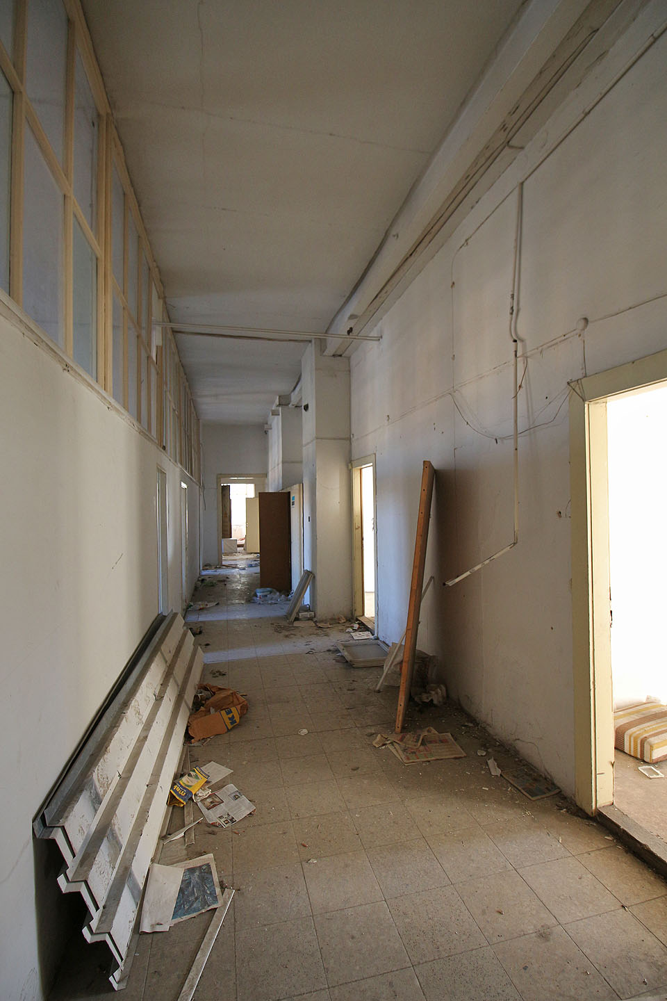 Hlavní chodba původního domu Rybářská 11. Sádrokratonové příčky, trapézový plech a odpadky všude.