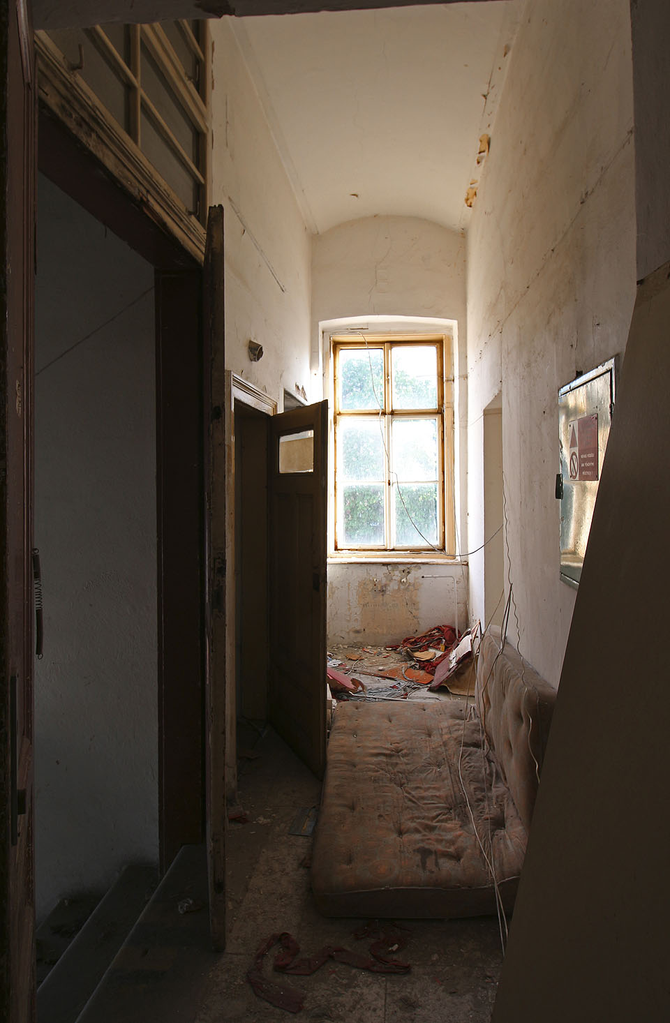 Dílčí chodbička u záchodů a ztadní schodiště. Frézované veřeje dýchají posledními záchvěvy mizející elegance.