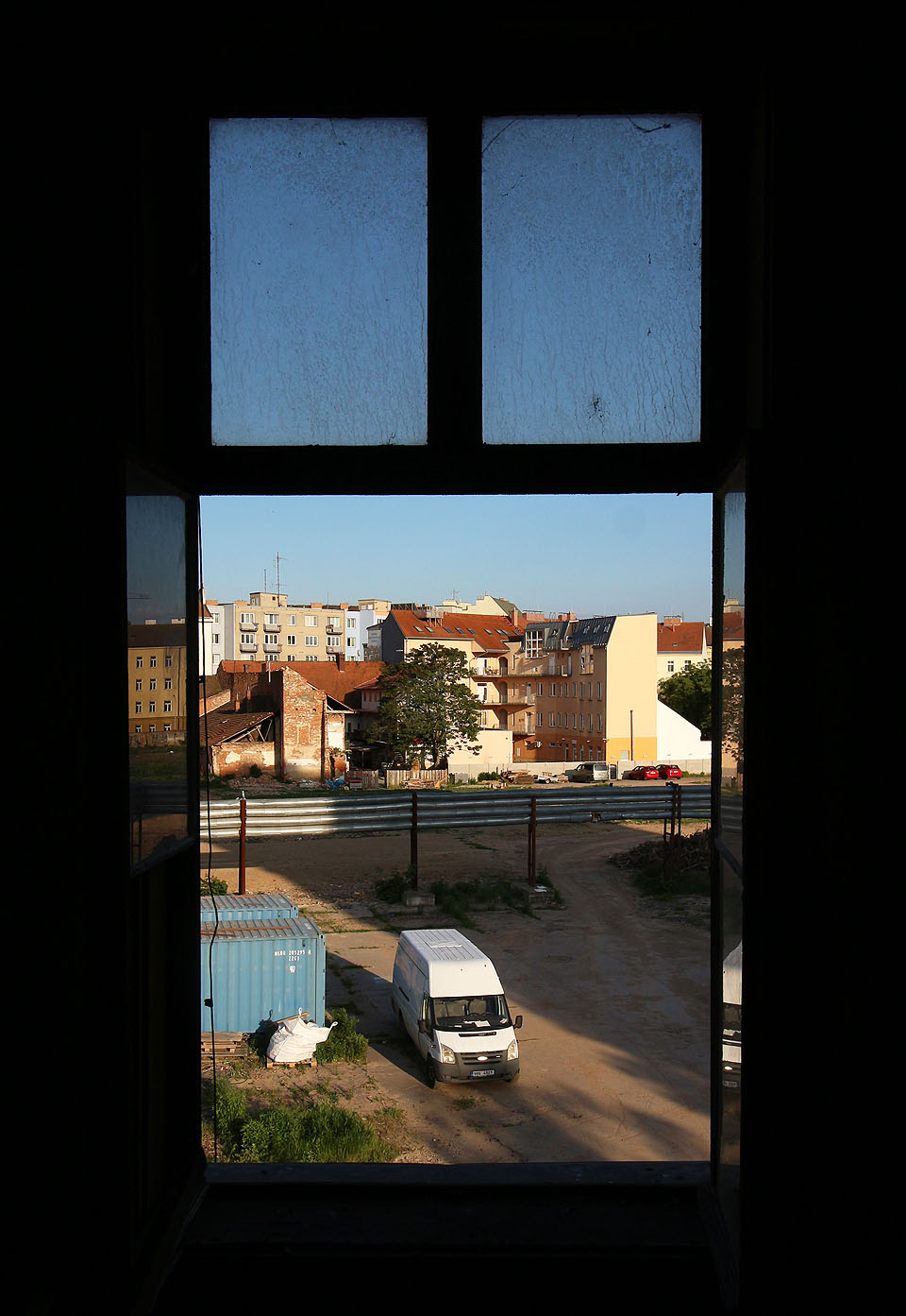 Pohled od uprázdněného dvora. tady kdysi stála pitoreskní továrna Kras se svou spoustou přístavků, hal, dvorků a komínů, jež zdědila po svých předchůdcích ve vnitrobloku. Dnešní město ale nesmí vypadat romanticky a tak továrna zmizela bez náhrady.