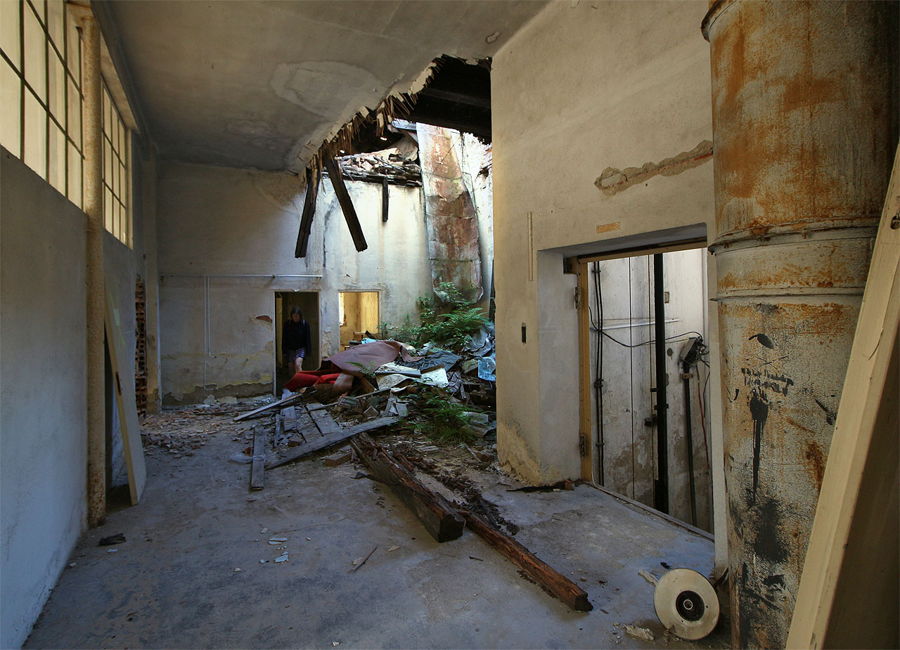 Dům č. 9 utrpěl přístavbou průmyslového zázemí víc - vedle výtahové šachty sv roce 2014 propadla střecha a v prvním poschodí se tak objevila nechtěná zimní zahrada.