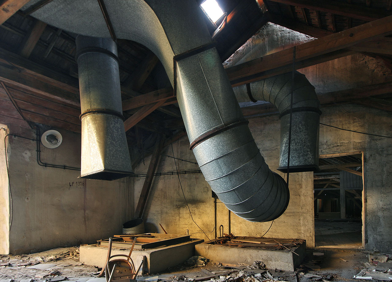 Mohutné roury vzduchotechniky nám připomínají chapadla plovoucí chobotnice nebo třeba…