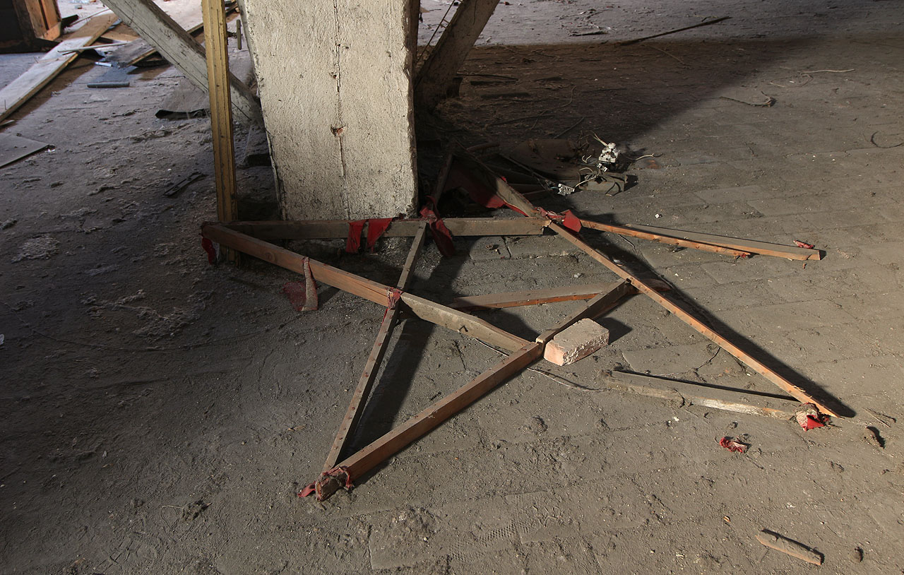 Za komínem se válí druhdy rudá hvězda, dnes, pravda, mírně pobledlá.