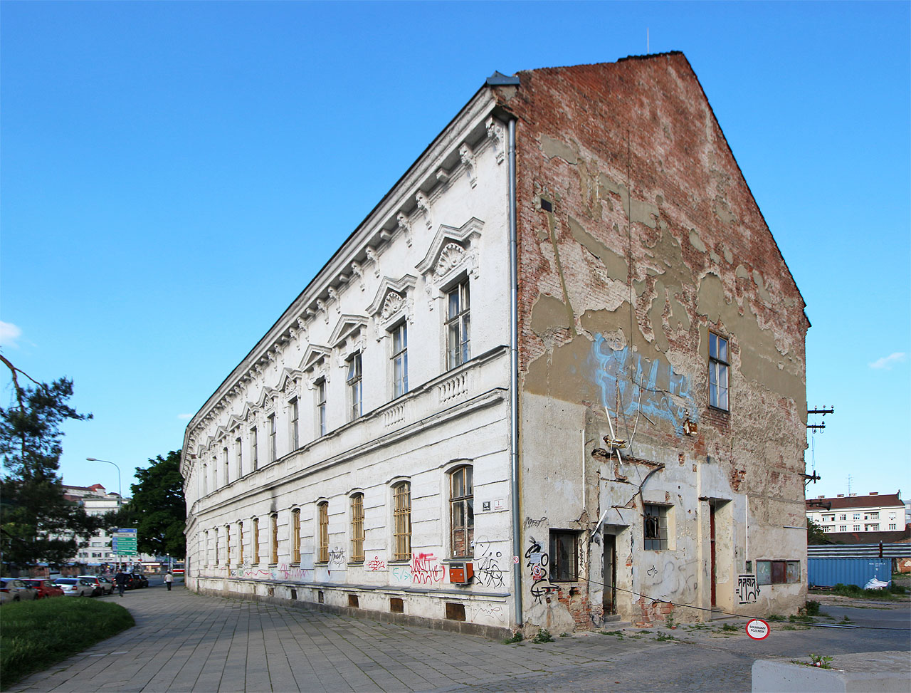 Dům stál původně takřka na břehu Svrateckého náhonu, který protékal prostorem trávníku v levé části fotky.