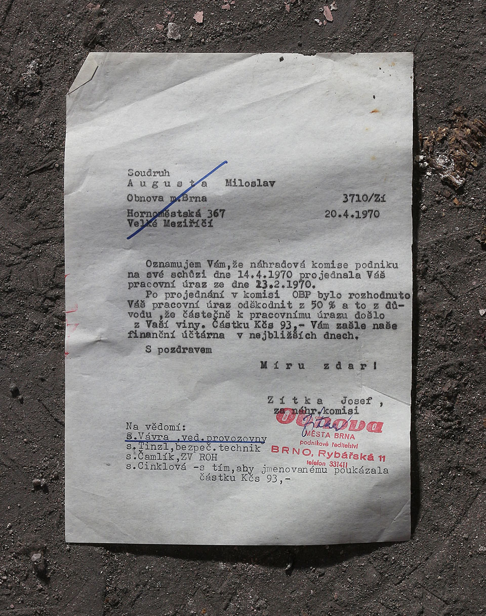 …pan Augusta totiž už dva dny před státním svátkem utrpěl pracovní úraz. Z následných dokumentů je patrné, že v roce 1970 budova stále ještě nesla adresu Rybářská 11.