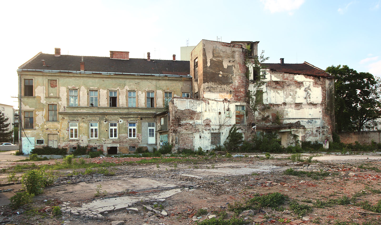 Zadní část domu a jeho dvůr těsně přiléhaly k areálu oděvní továrny Kras, se kterou tvořily jeden průmyslový blok. Dům továrnu přežil o řadu let.