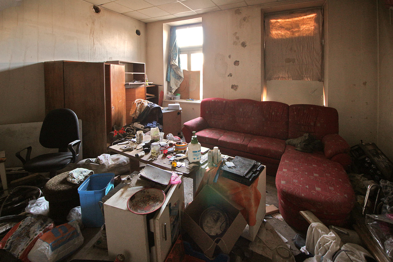 Přízemní kancelář obývají lidé, kteří jsou na normální bydlení buď příliš nezávislí nebo příliš závislí. Podle toho to taky uvnitř vypadá.