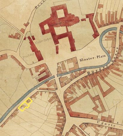 Přesněji je vidět stav na mapě z roku 1868. Dům č. 9 odpovídá půdorysně současné stavbě, je proto možné, že aktuální budova vznikla jeho přestavbou ve stylu domu č. 11. 