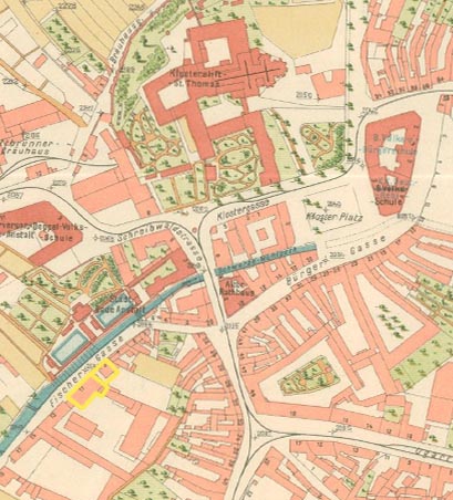 V roce 1906 už dům č. 11 stál zřejmě v současné podobě, mezi oběma domy se však nacházel průjezd, který musel být později zastavěn.