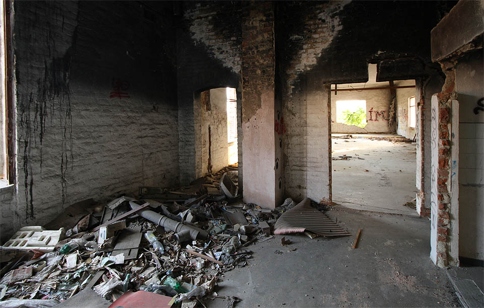 Dodnes se tu nachází několik hromad nejrůznějšího materiálu. Těžko říct, kdo nanosil do patra věci, které lze bez dlouhého rozmýšlení nazvat odpadem.