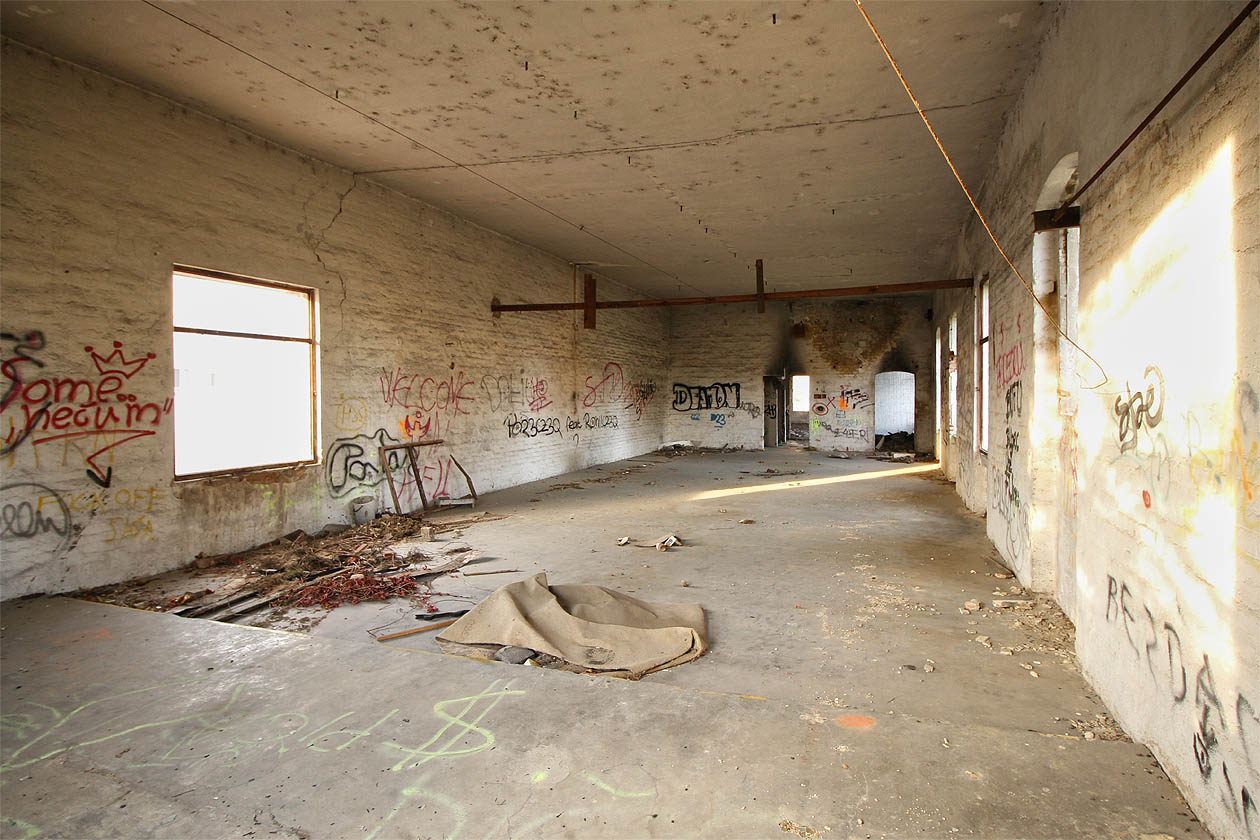 První patro je prosvětlené kromě původních zaklenutých oken také novým oknem, probouraným směrem k severozápadu.