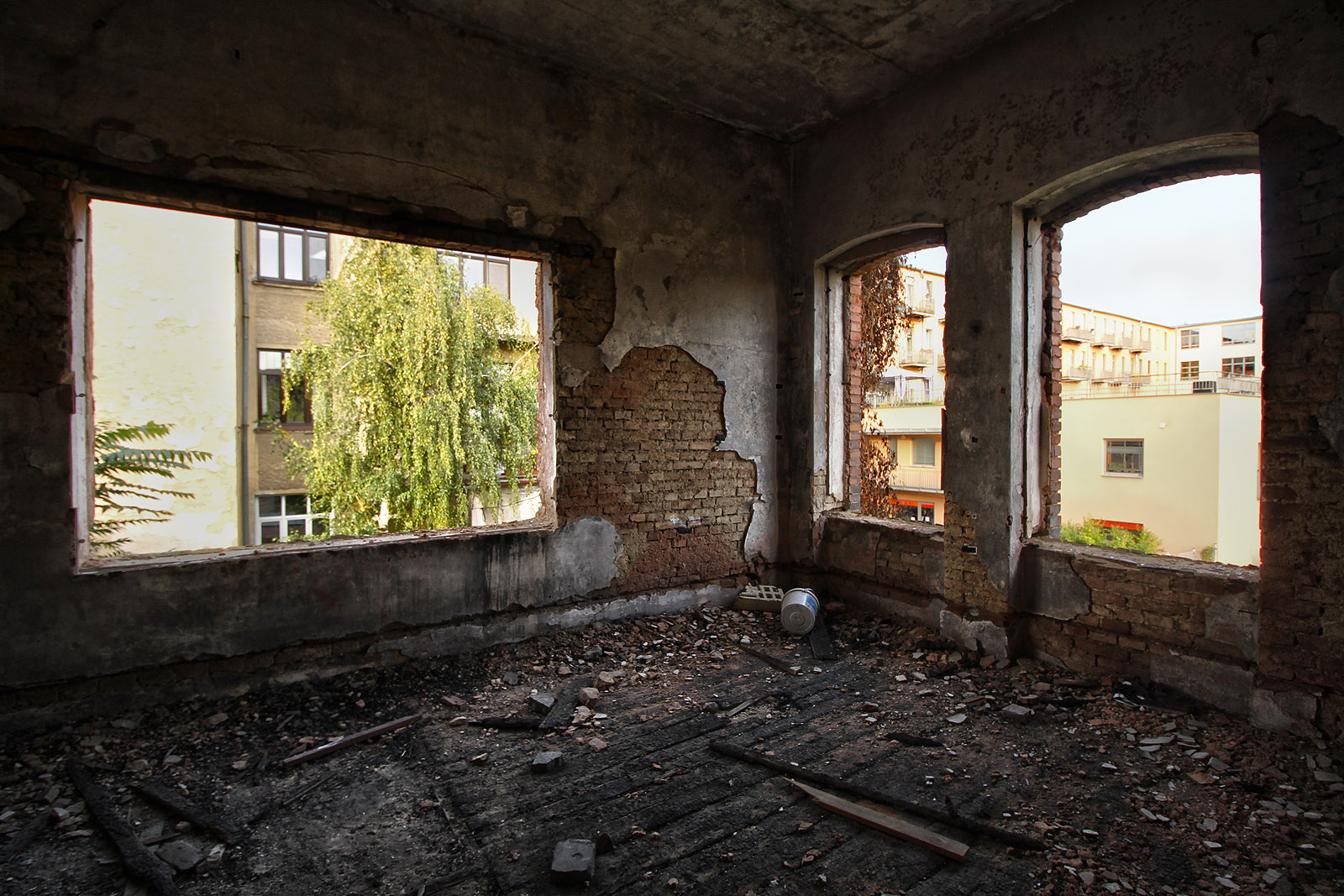 Čtvero světových stran uzavírá severovýchodní panoramatický výhled na továrnu Moravan (vpravo) a přilehlý obytný dům (vlevo).