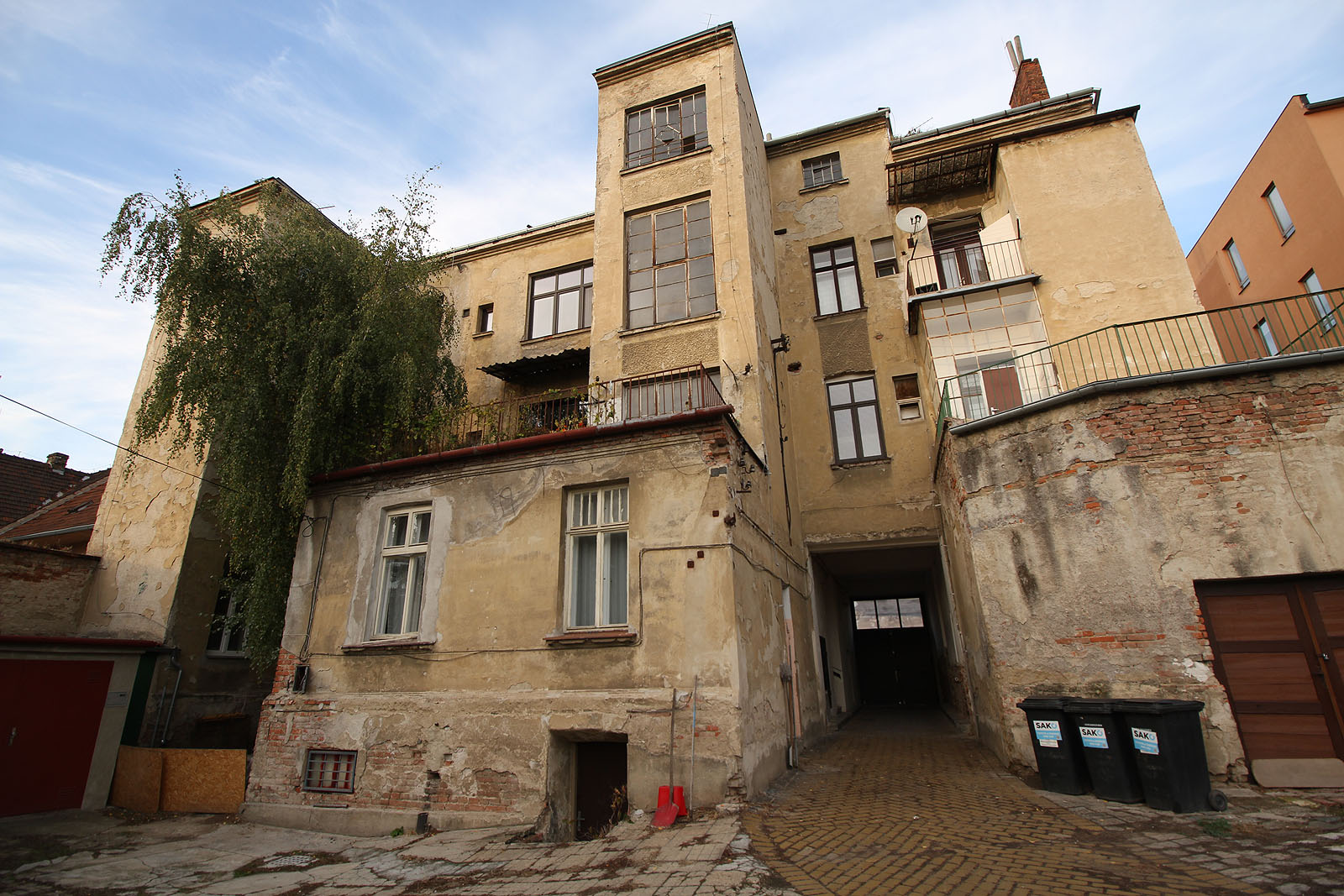 Protější, o půl století mladší budova obytného domu na Zábrdovické ulici má také svoje jedinečné kouzlo. I když je zde většina úhlů pravých, rozeklanost fasády společně s přiměřenou omšelostí umí učinit docela obyčejný dům krásným.