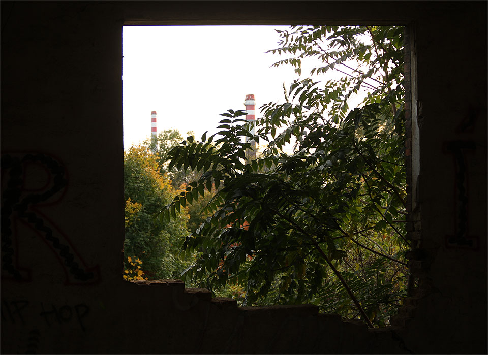 Výhledů na tovární komíny Dolního Cejlu se nedá nabažit ani ze všech možných úhlů.