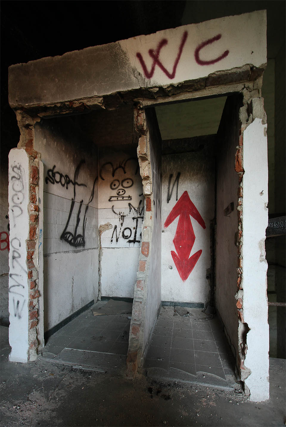 Vestavěné tovární záchodky si snad ani lepší osud nezasloužily.