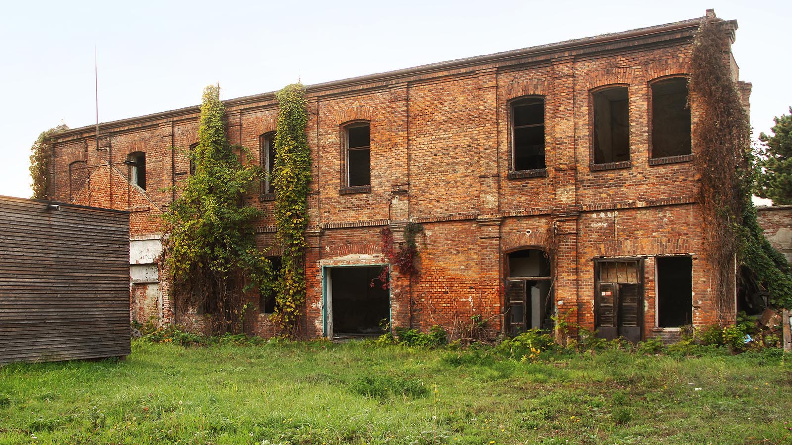 Ať už byla původní funkce západního křídla dvorní přístavby za továrnou Moravan jakákoliv, zůstává dodnes jedním z posledních působivých fragmentů mizejícího industriálního Brna.
