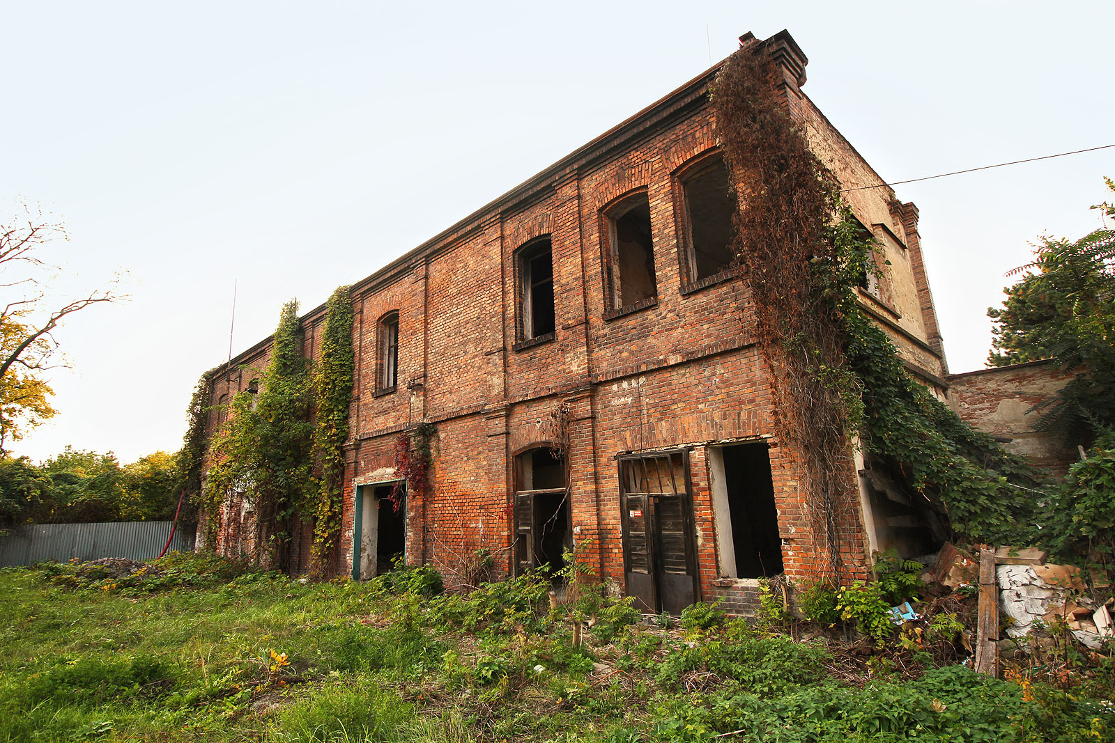 Loučíme se se zvláštní směsí obav a očekávání. Sbohem nešťastné stavení, jež proplouváš staletími.