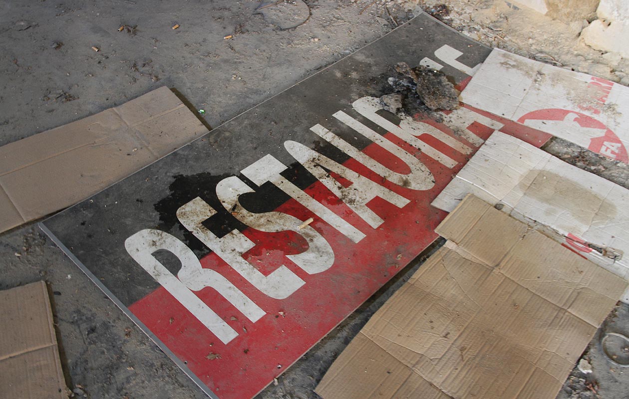 Vyjímala by se tu třeba stylová restaurace. Zde například nejen mouchy s… na návrh vývěsního štítu v barvách dělnické strany.