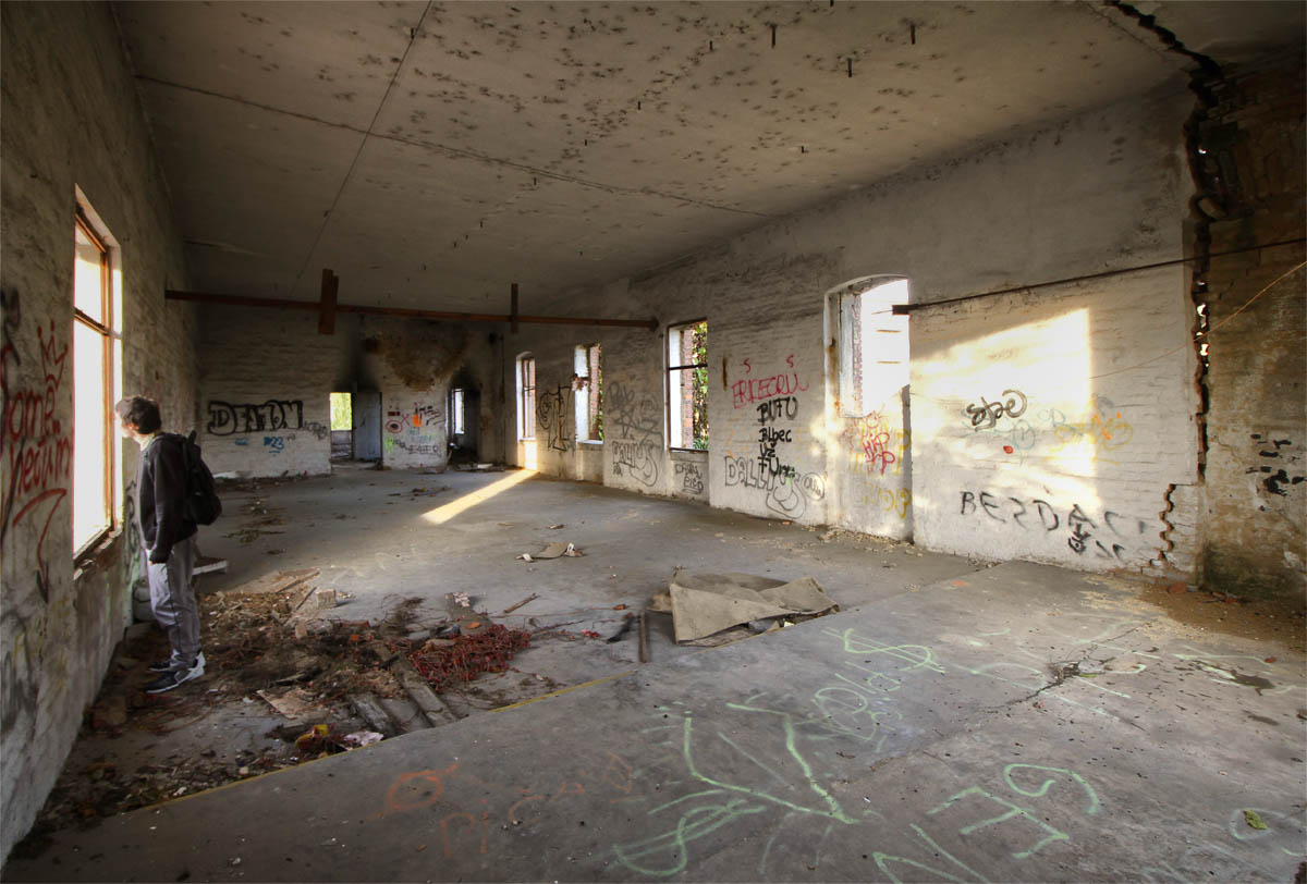 Ztichlá hala je nanejvýš působivá. Člověk se nedobrovolně dostává do historie, musí přemýšlet o tom, co se tu odehrávalo za posledních 137 let. Hukot strojů, pach uhelného kouře, houkání vlaků, ruch stávek, rány výstřelů a výbuchy leteckých pum, ticho skladů a bouchání dveří od aut ranního zásobování, křik dětí z nedalekého hřiště, škody po záplavách, hemžení stavebních dělníků a pohnuté osudy bezdomovců, to všechno se odehrávalo za zdmi továrny.