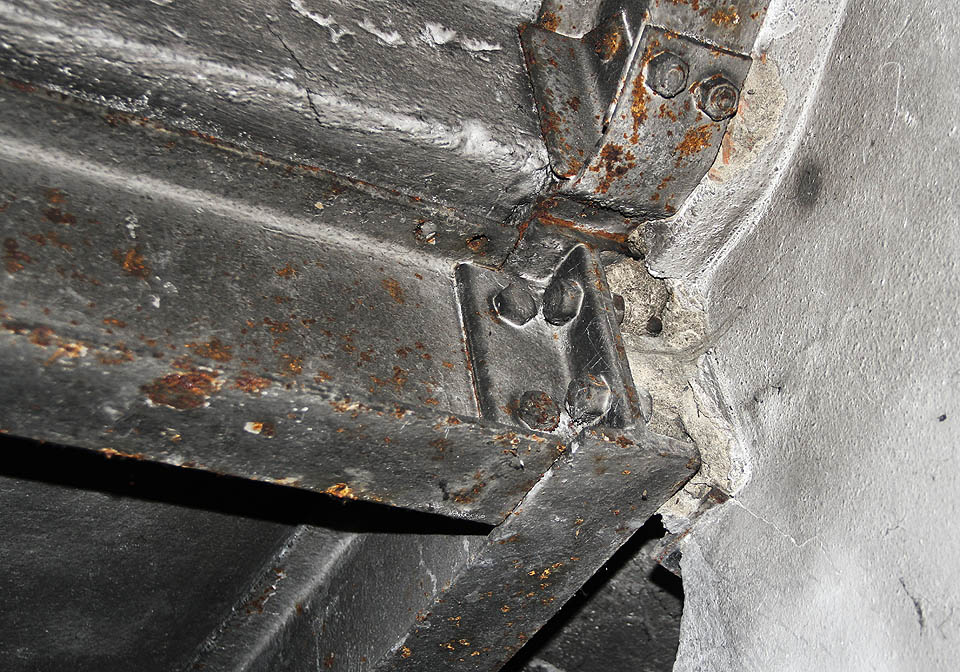 Konstrukce nosné části haly je na svou dobu poměrně progresivní, šlo o vyzdívanou montovanou konstrukci z ocelových nosníků.