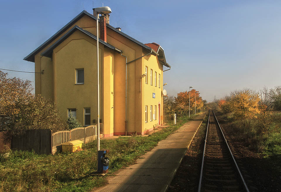 Železniční zastávka Dyje v poslední den října roku 2015.