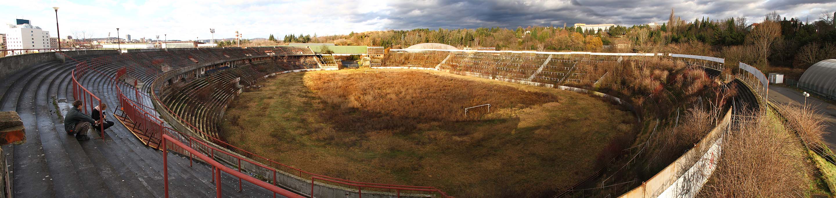 Zarůstající trávník fotbalového stadionu Za Lužánkami.