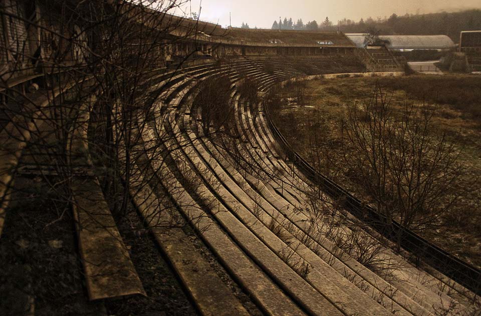 Dolní patro tribun obepíná celý stadion dokola.