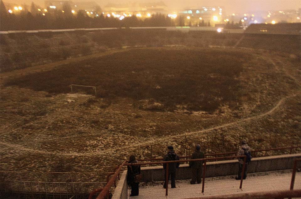 V lednové chumelenici se na stadion ukládá vrstva sněhu. 25 let po konci socializmu se za Lužánkami stále neblýská na lepší časy.