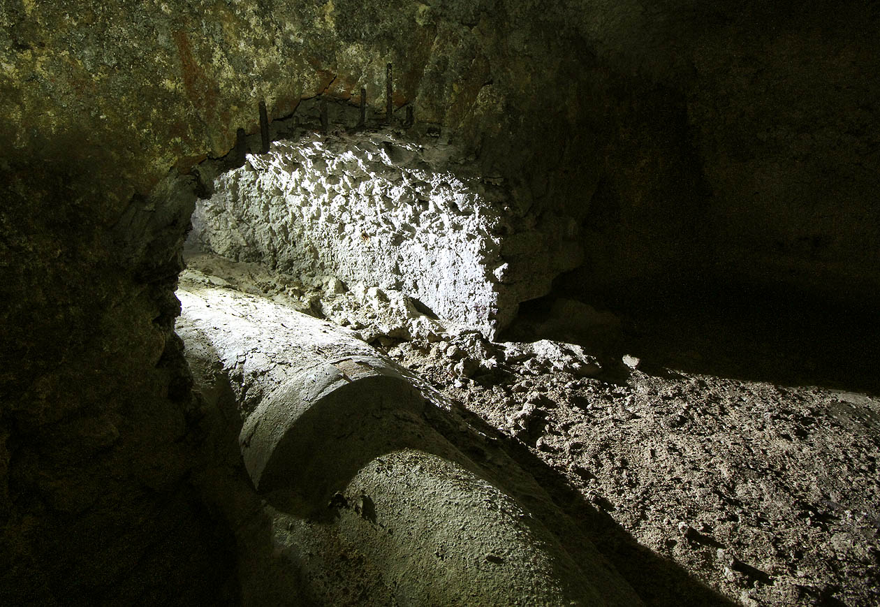 Chodbou lze proto nyní pod klášterní zdi projít pouze po břiše. Nic pro klaustrofobiky.