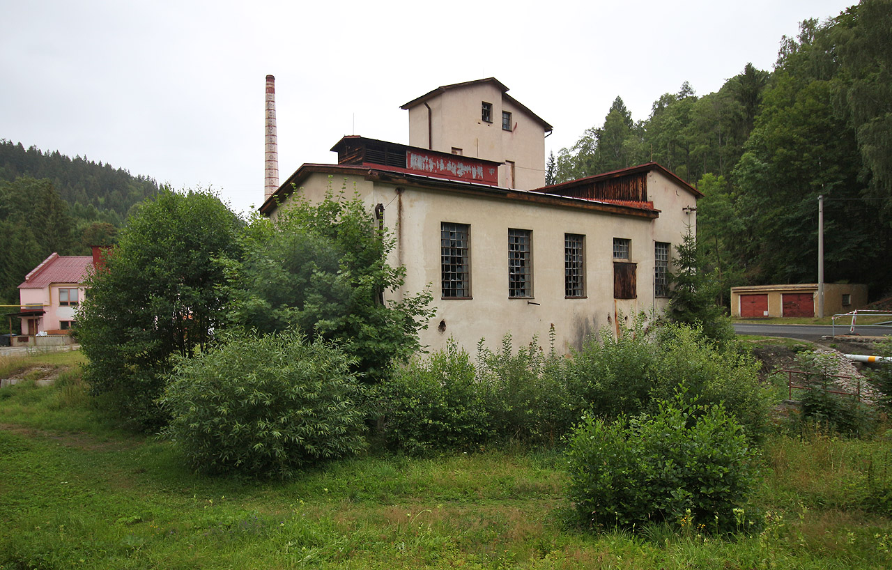 Pohled od soutoku Rábenky s Bálou Nisou. Generátorová stanice zřejmě nepotřebovala vlastní komín, protože zplodinou ze spalování uhlí byl současně i kýžený produkt - generátorový plyn pro sklářské hořáky.