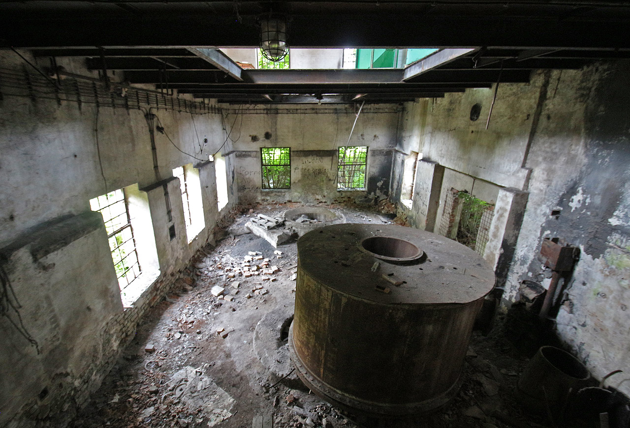 Pohled do generátorové stanice z úrovně ulice. Uhlí se do generátorů válcového tvaru zřejmě zaváželo shora, válce dosahovaly výšky několika metrů a procházely přes dvě poschodí skrze strop.