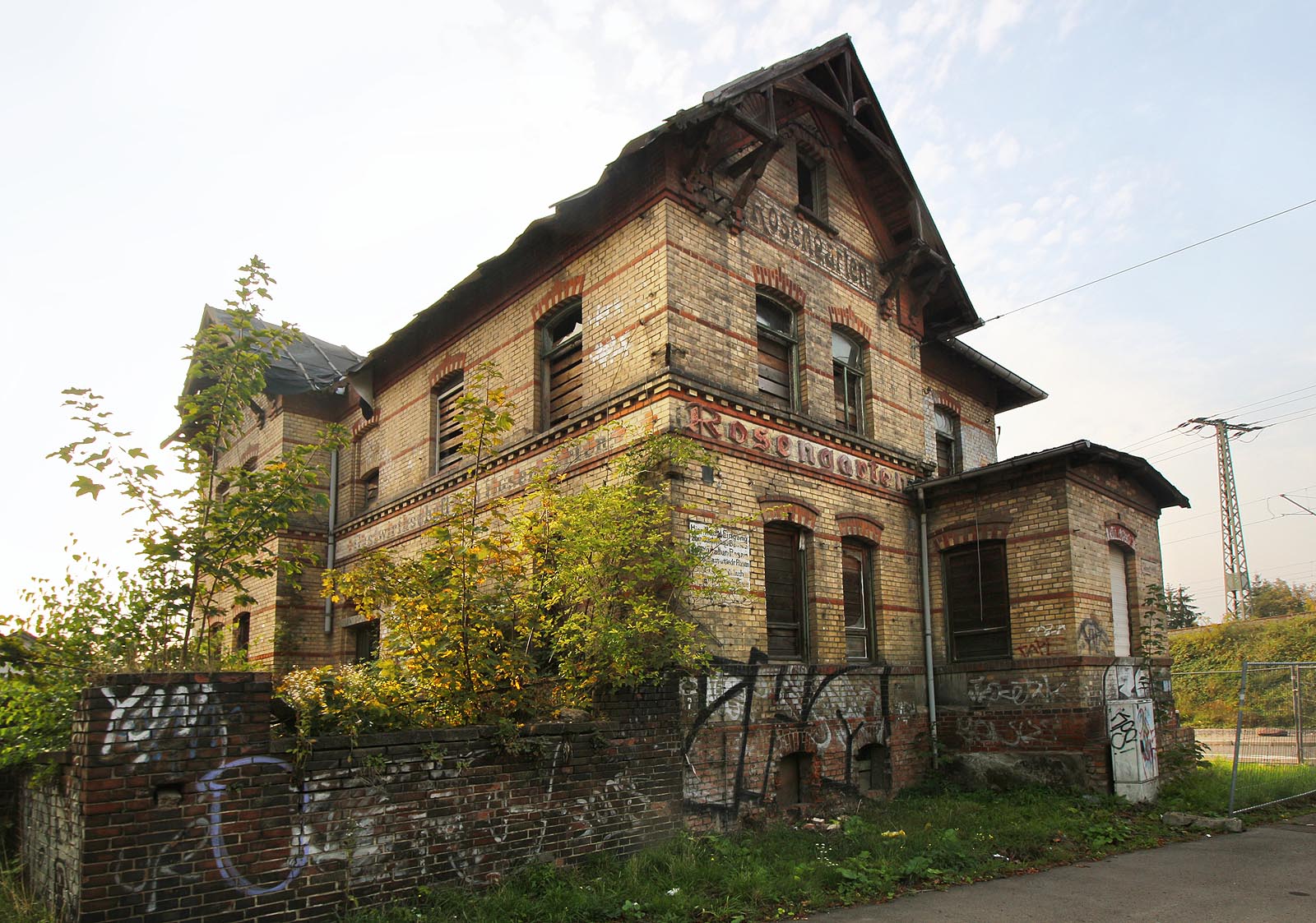 Budova zastávky prošla neradostnou etapou, na konci 10. let 21. století ji však snad konečně čeká lepší budoucnost.