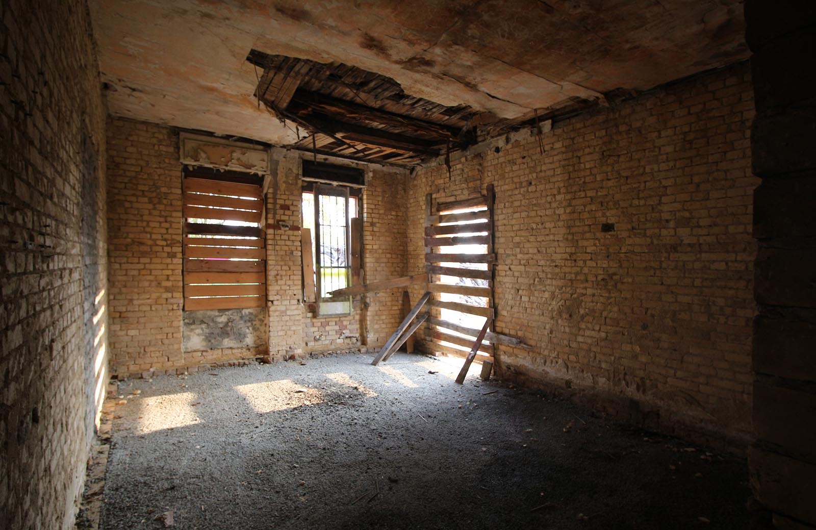 Tato místnost zřejmě sloužila jako čekárna. Vybavená robustními kamny byla bez pochyb pohodlnější než současný přístřešek, kam sněží i prší.