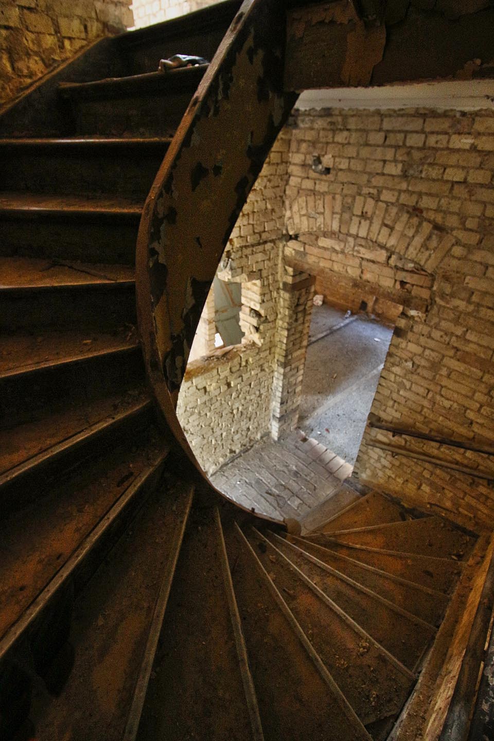 Dnes už jen stěží zjistíme, kdo po nich kráčel do služebního bytu v patře. Byl to zřízenec dráhy, zahradník nebo ředitelka jeslí?