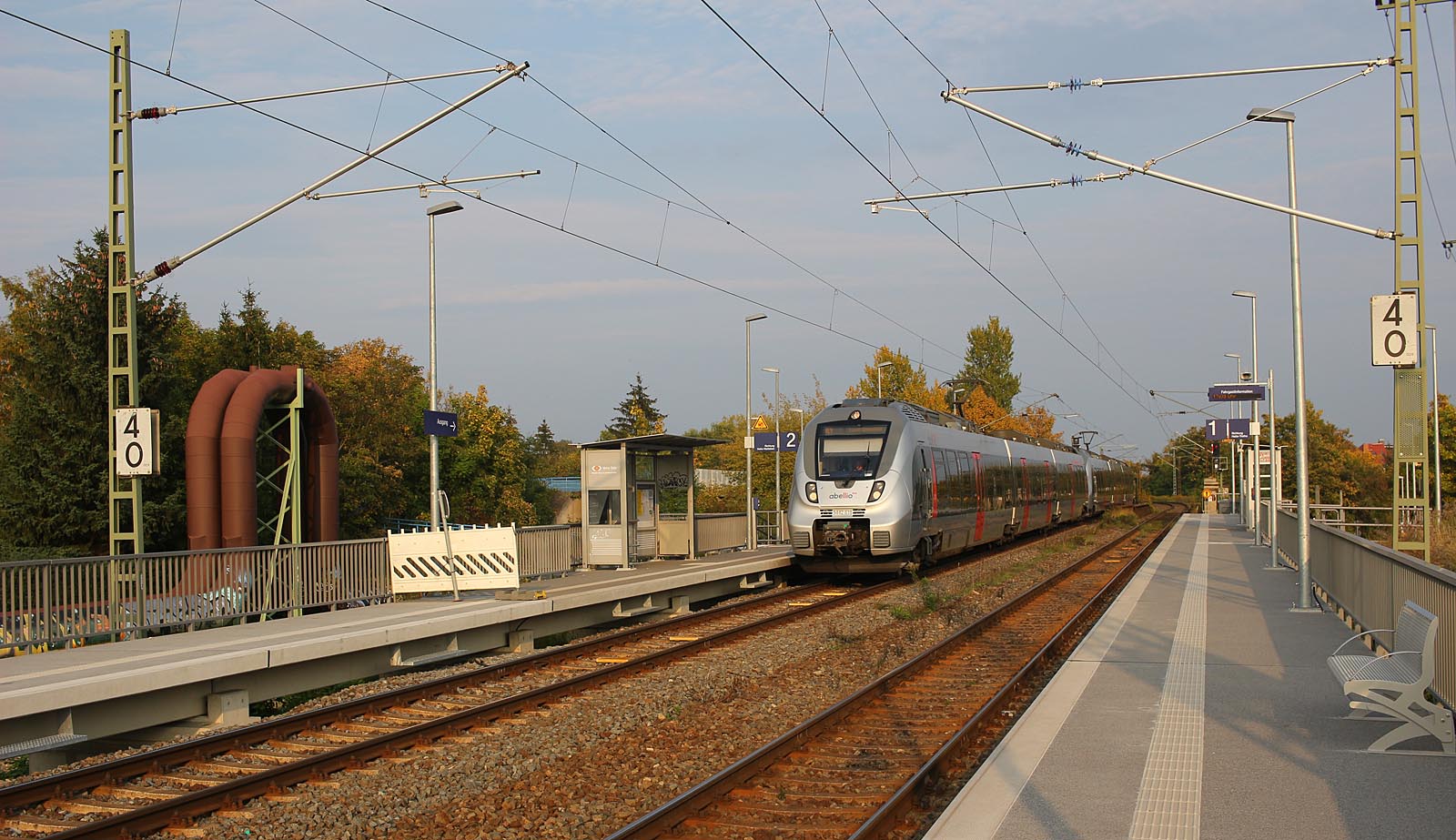 Soukromý vlak nizozemské společnosti Abellio právě projíždí zastávkou Halle Rosengarten ve směru do Hannoveru.
