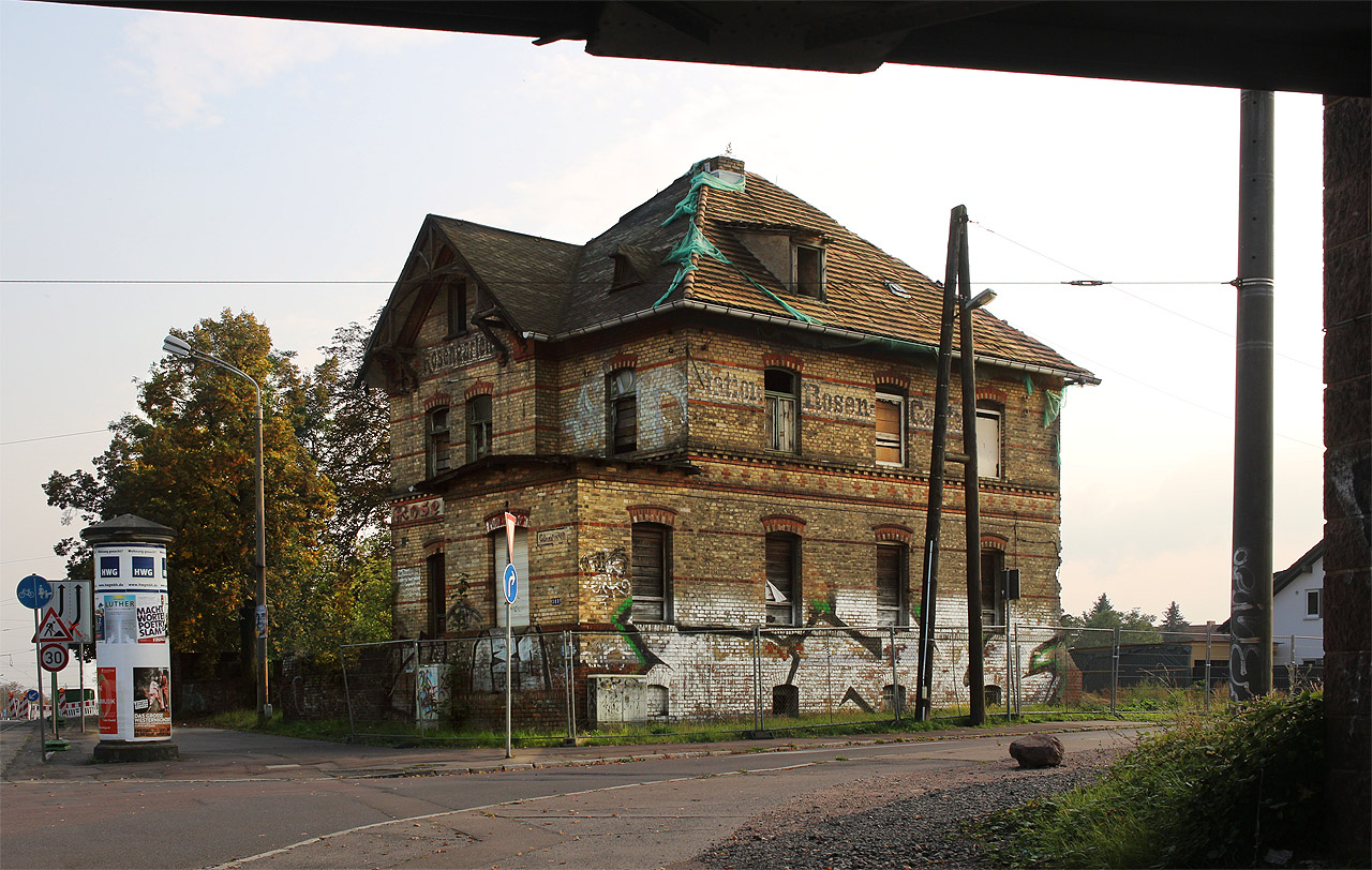 Pohled zpod železničního mostu. Vlevo ulice Merseburger Straße, po které jezdí tramvaj, doprava odbočuje ulice Kasseler Straße.