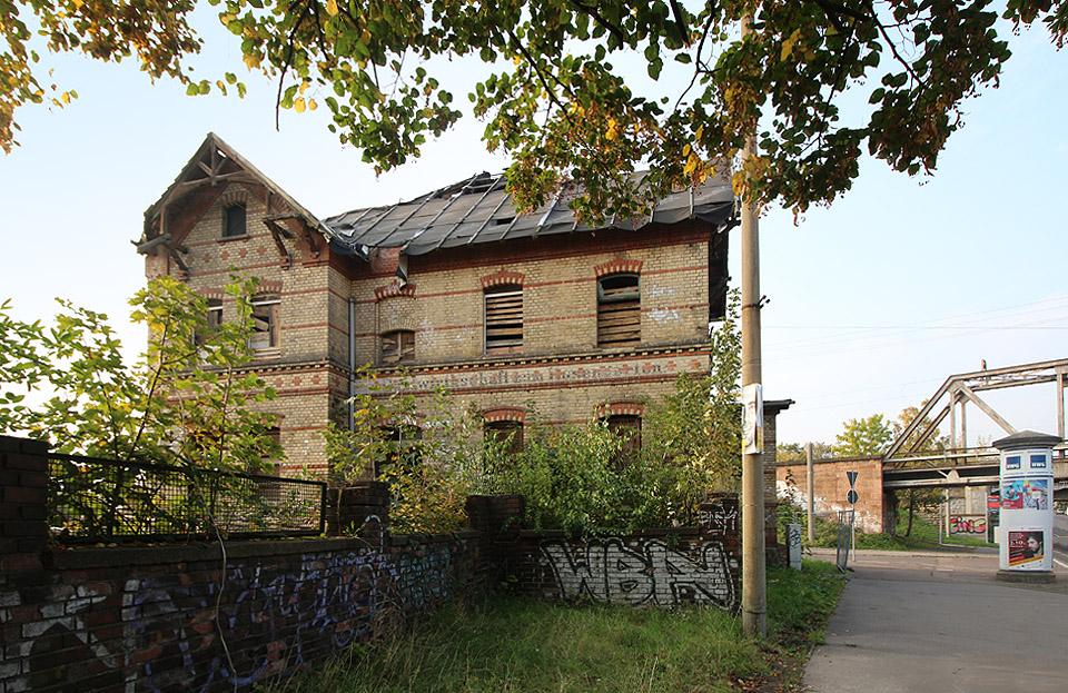 Při pohledu od jihu je dobře vidět spojovací kolej, která se v zastávce odděluje od hlavní trati a míří  ke stanici Ammendorf. Vstup do zahradnictví byl po schůdkách vlevo.