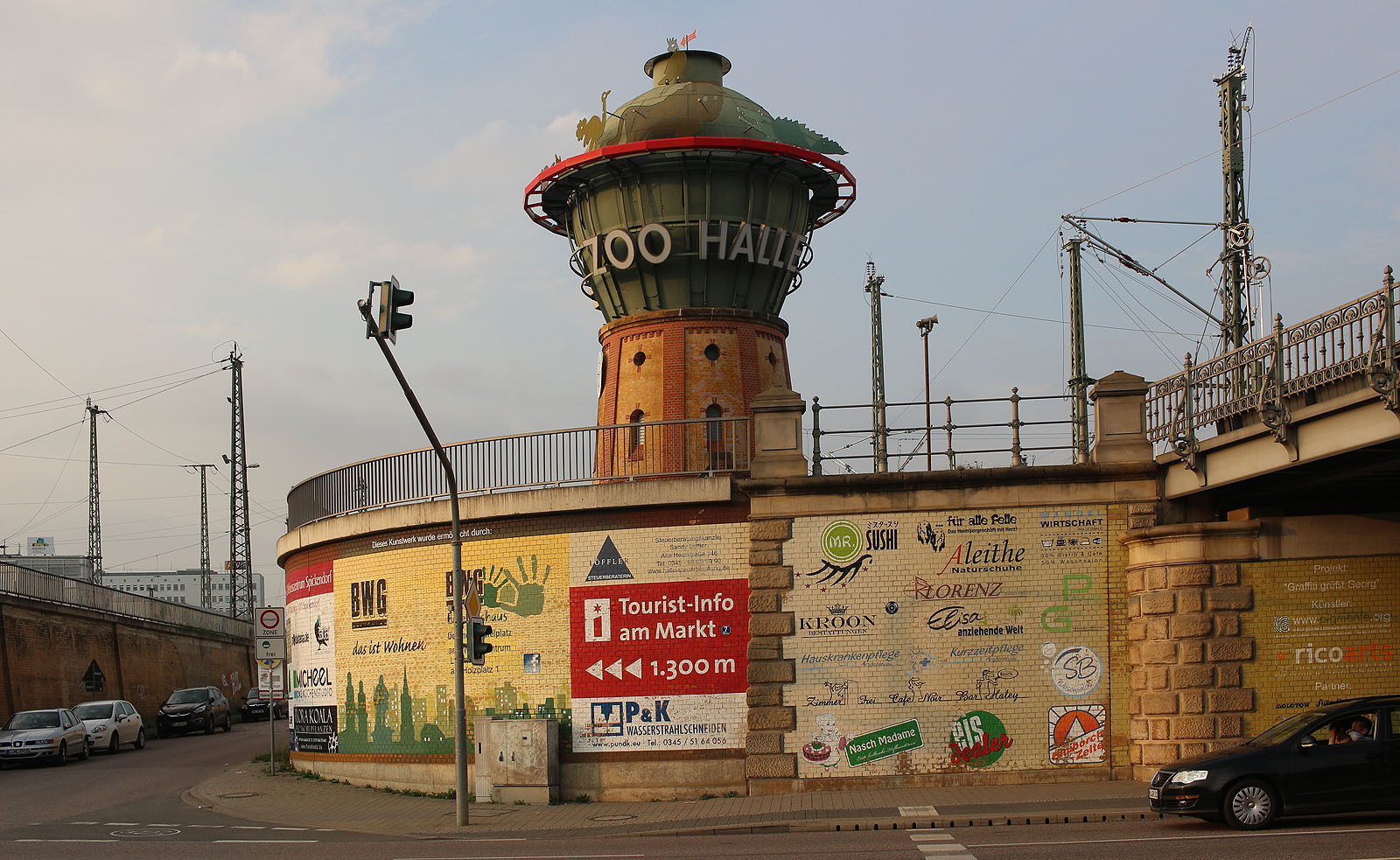 Jedny z nejhezčích reklam na světě jsou na hlavním nádraží v Halle napsány na obložené stěny podjezdu ručně štětcem a barvami. Nepovšimnut nezůstane ani poutač na místní ZOO umně vyvedený na netradičním nádražním hydroglóbu.