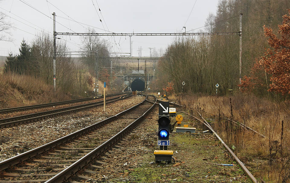 Severní portál Havlíčkobrodského tunelu. Vlevo dvě koleje trati z Brna a jedna kolej dráhy z Pardubic, vpravo kolej zrušené vlečky do areálu obalovny stavební firmy.