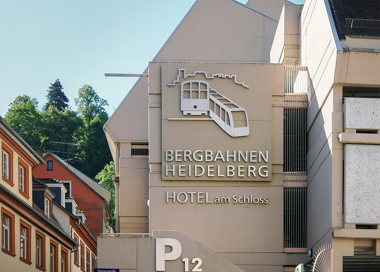 Poutač na Horské železnice v ulicích Starého Města.