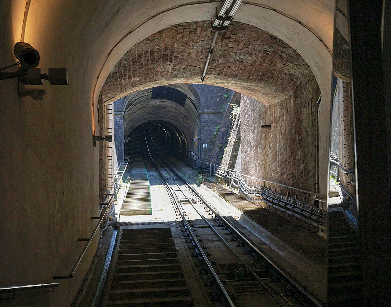 Mezi stanicemi Kornmarkt a Schloss je dráha vedena podzemím, dvakrát ovšem krátce vychází na světlo světa. Poprvé na krátký úsek v serpentině ulice Neue Schlossstraße