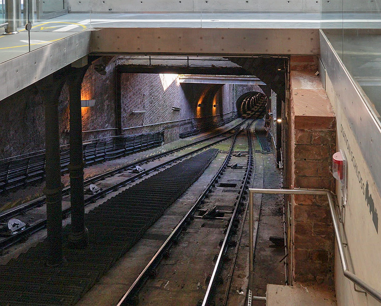 Pohled ze stanice Schloss k druhému otevřenému úseku pod ulicí Schlossberg.