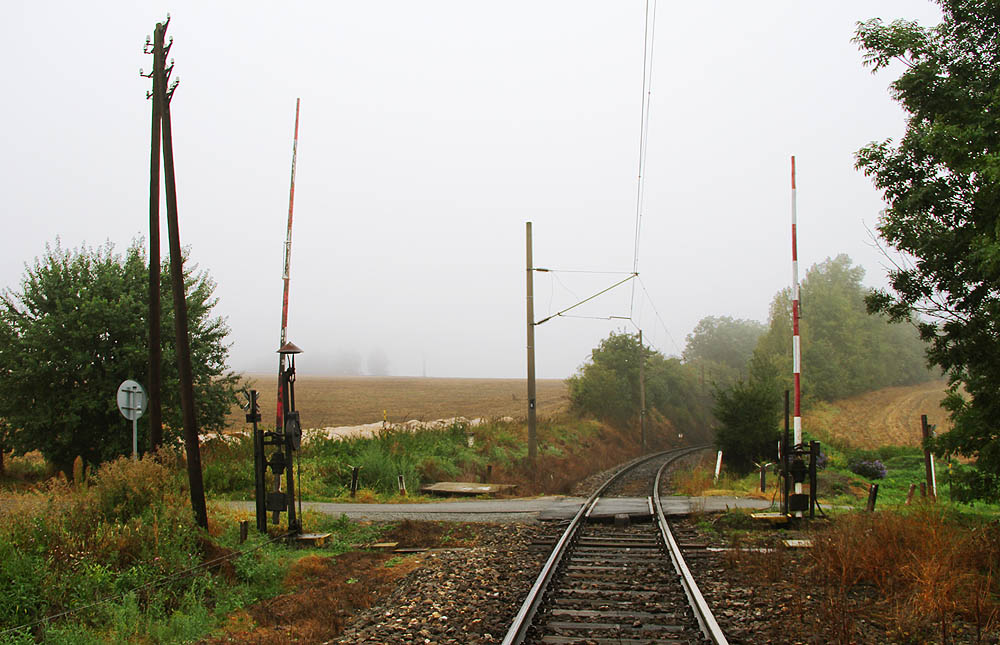 Na severním konci intravilánu Heřmaniček kříží dráhu silnice do Velkých Heřmanic. V roce 2016 byl přejezd chráněn krásnými, ze stanice ručně ovládanými závorami.